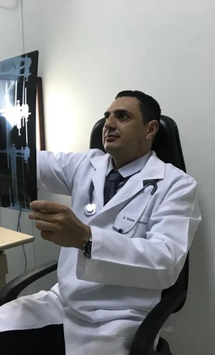 Dr. Walter Pettersen ortopedista especialista em cirurgia da mão em governador valadares e vale do rio doce